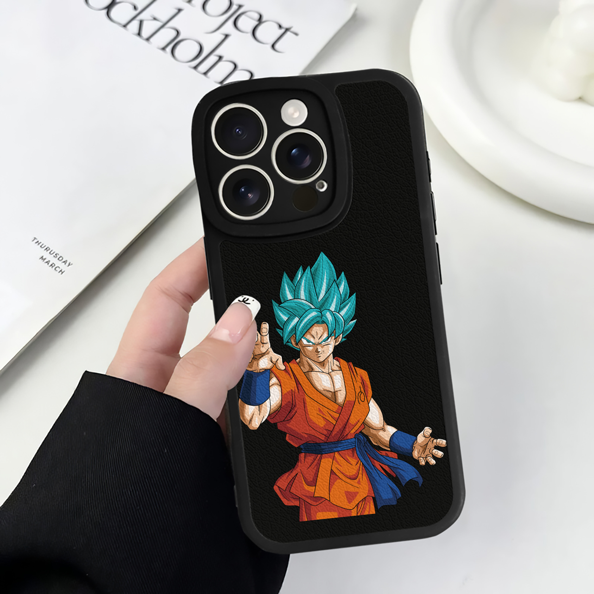 （画像用） ドラゴンボール 孫悟空（そん ごくう）Son Goku カカロット DRAGON BALL Kakarotto 【iPhone 16シリーズ対応】シリコンスマホケース（レザー調） 材質：シリコン